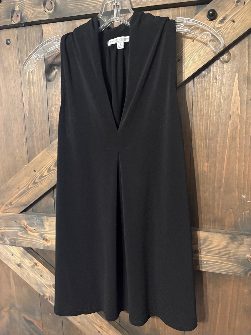 Grenn envelope Black V-Neck Sleeveless top